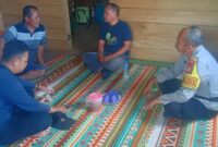 Kapolsek Sebangki Ipda Rudiansyah Tunjukkan Sosok Polisi Humanis, Duduk Bersama Warga di Rumah Sederhana