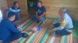 Kapolsek Sebangki Ipda Rudiansyah Tunjukkan Sosok Polisi Humanis, Duduk Bersama Warga di Rumah Sederhana