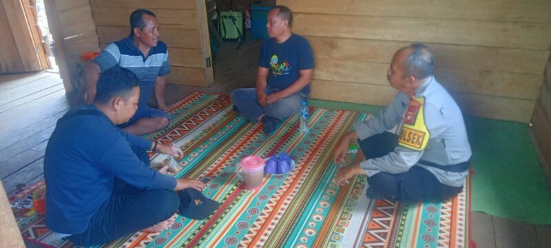 Kapolsek Sebangki Ipda Rudiansyah Tunjukkan Sosok Polisi Humanis, Duduk Bersama Warga di Rumah Sederhana