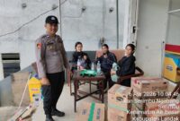 Warga Istirahat di Depan Alfamart, Personel Polsek Air Besar Beri Imbauan Kamtibmas