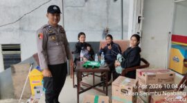 Warga Istirahat di Depan Alfamart, Personel Polsek Air Besar Beri Imbauan Kamtibmas
