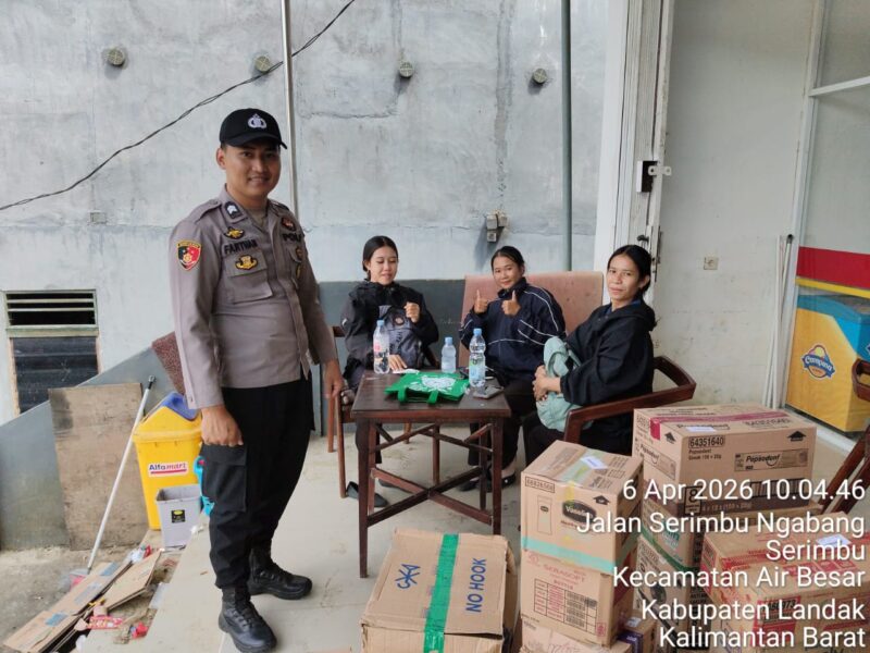 Warga Istirahat di Depan Alfamart, Personel Polsek Air Besar Beri Imbauan Kamtibmas