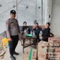 Warga Istirahat di Depan Alfamart, Personel Polsek Air Besar Beri Imbauan Kamtibmas