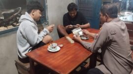 Antisipasi Pencurian Berbagai Modus, Personel Polsek Mandor Laksanakan Patroli Malam dan Sambangi Warga