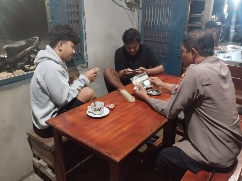 Antisipasi Pencurian Berbagai Modus, Personel Polsek Mandor Laksanakan Patroli Malam dan Sambangi Warga