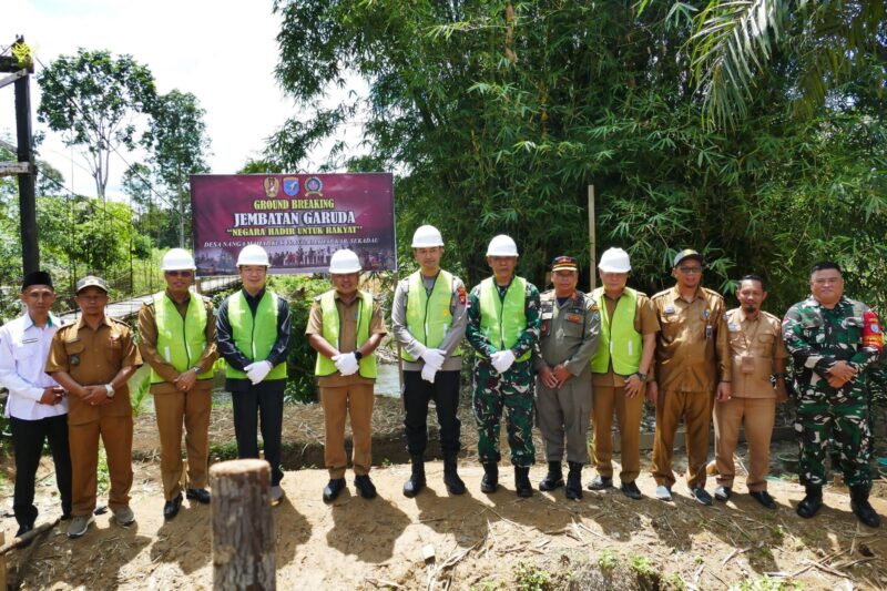 Kasdim 1204/Sanggau Mayor Arm Duloh Hadiri Groundbreaking Jembatan Garuda di Desa Nanga Mahap