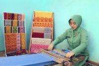 Ny. Malinda Dwi Hatdi Kembangkan Tenun Sidan, Dukungan Persit KCK PD XII/Tpr