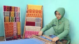 Ny. Malinda Dwi Hatdi Kembangkan Tenun Sidan, Dukungan Persit KCK PD XII/Tpr