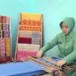 Ny. Malinda Dwi Hatdi Kembangkan Tenun Sidan, Dukungan Persit KCK PD XII/Tpr