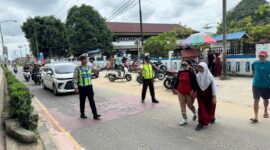 Satlantas Polres Melawi Atur Lalu Lintas di SMPN 1 dan Dua SD di Nanga Pinoh