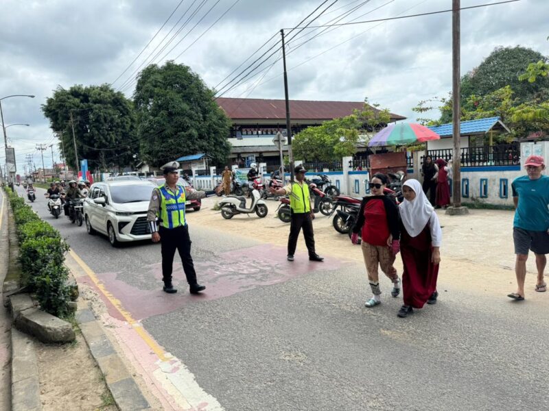 Satlantas Polres Melawi Atur Lalu Lintas di SMPN 1 dan Dua SD di Nanga Pinoh