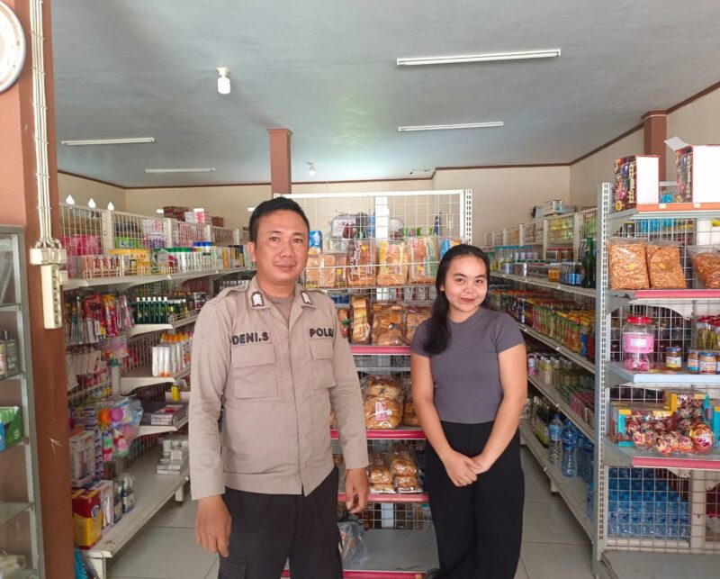 Polsek Kuala Behe Gelar Patroli Sambang ke Toko Sembako, Warga Diberi Imbauan