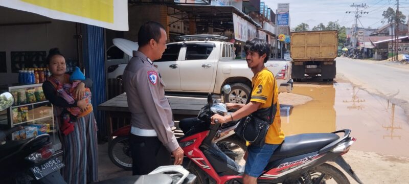 Sambang Humanis Bripka Albasit, Warga Diimbau Tertib Lalu Lintas dan Waspada