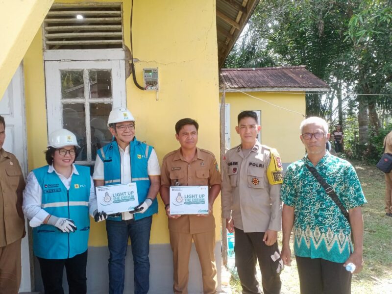 Desa Manggang Akhirnya Dialiri Listrik PLN, Warga Sambut Haru Penyalaan Perdana