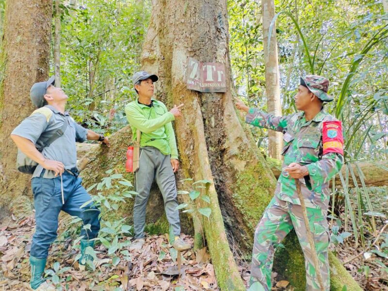 Kopda Desta dan Perangkat Desa Patroli Cek Batas Desa Banua Ujung dan Tamou