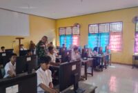 Ujian TKA SMPN 04 Temajuk Berjalan Tertib Berkat Pendampingan Babinsa Koramil 08/Paloh