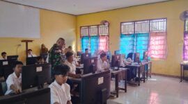 Ujian TKA SMPN 04 Temajuk Berjalan Tertib Berkat Pendampingan Babinsa Koramil 08/Paloh