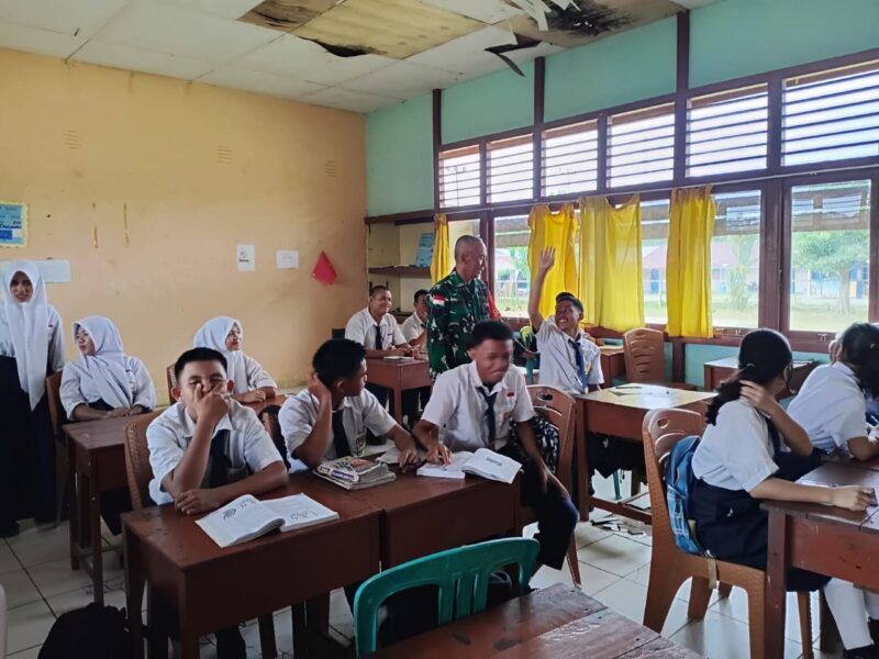 Babinsa Koramil 1206-18/Puring Kencana Gelar Sosialisasi Wawasan Kebangsaan di SMPN 01 Sui Antu