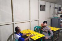 Briptu Efdi Duduk Santai Bersama Warga Saat Patroli Malam, Sampaikan Pesan Kamtibmas di Sompak