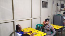 Briptu Efdi Duduk Santai Bersama Warga Saat Patroli Malam, Sampaikan Pesan Kamtibmas di Sompak