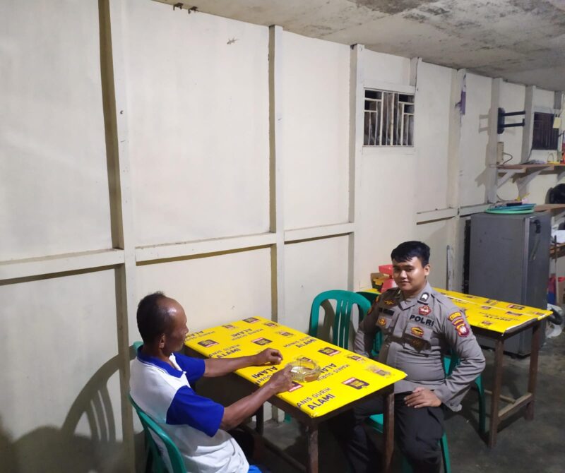 Briptu Efdi Duduk Santai Bersama Warga Saat Patroli Malam, Sampaikan Pesan Kamtibmas di Sompak
