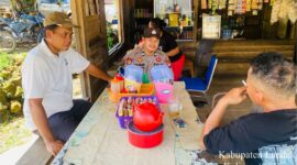 Ngobrol Santai di Warung, Polsek Meranti Sampaikan Pesan Kamtibmas ke Warga