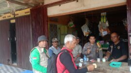 Bhabinkamtibmas Polsek Sebangki Bangun Kedekatan Lewat Ngopi Bersama Warga