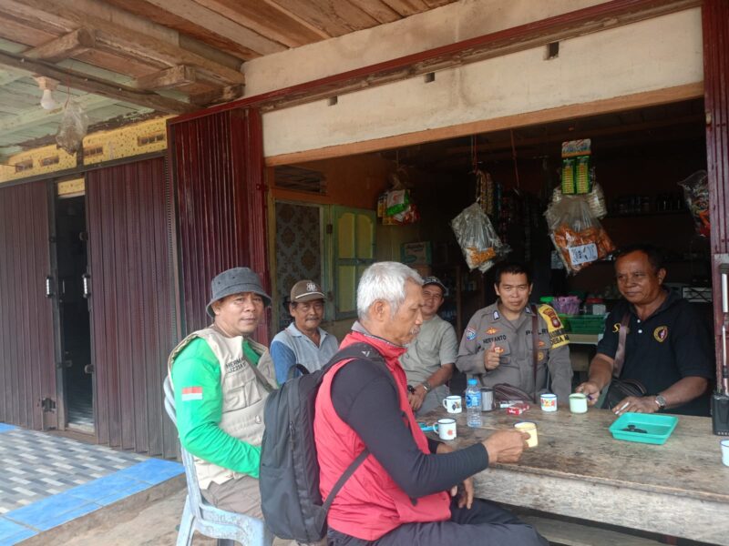 Bhabinkamtibmas Polsek Sebangki Bangun Kedekatan Lewat Ngopi Bersama Warga