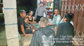 Polisi Datangi Warga Saat Malam Hari, Suasana di Air Besar Jadi Penuh Keakraban