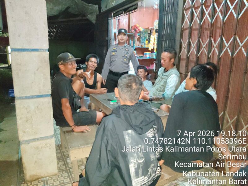 Polisi Datangi Warga Saat Malam Hari, Suasana di Air Besar Jadi Penuh Keakraban