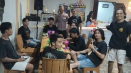 Patroli Malam Polsek Sengah Temila Pererat Kedekatan dengan Warga