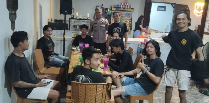 Patroli Malam Polsek Sengah Temila Pererat Kedekatan dengan Warga