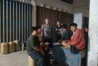 Polisi Sampaikan Pesan Kamtibmas Saat Patroli Malam di Kecamatan Mandor