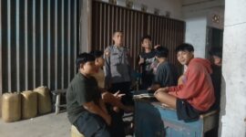 Polisi Sampaikan Pesan Kamtibmas Saat Patroli Malam di Kecamatan Mandor