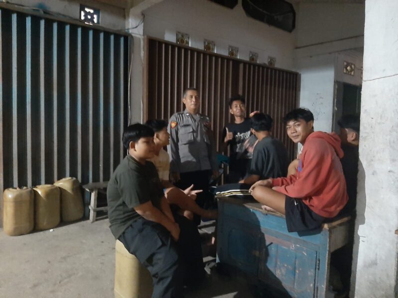 Polisi Sampaikan Pesan Kamtibmas Saat Patroli Malam di Kecamatan Mandor