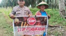 Polsek Belimbing Pasang Spanduk dan Edukasi Warga untuk Cegah Karhutla