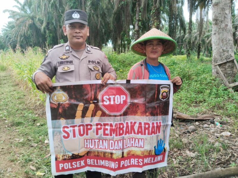 Polsek Belimbing Pasang Spanduk dan Edukasi Warga untuk Cegah Karhutla