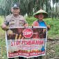 Polsek Belimbing Pasang Spanduk dan Edukasi Warga untuk Cegah Karhutla