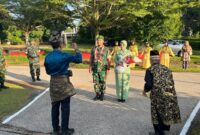 Letkol Inf Nurrachman Gindha Dradhizya Disambut dengan Pengalungan Bunga