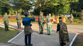 Letkol Inf Nurrachman Gindha Dradhizya Disambut dengan Pengalungan Bunga