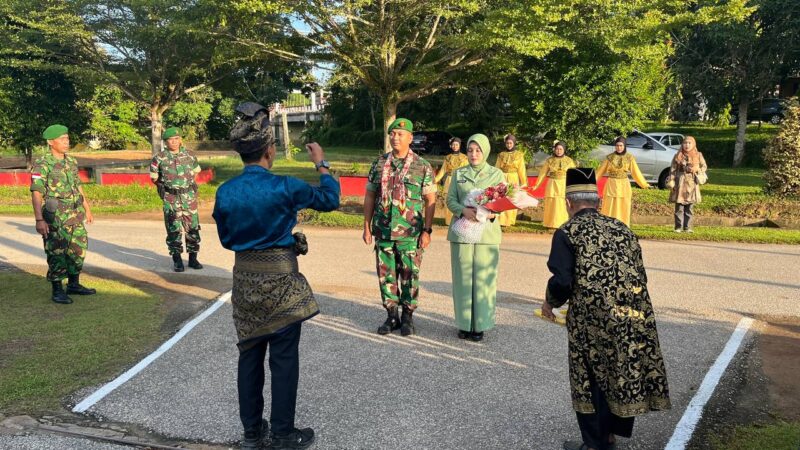 Letkol Inf Nurrachman Gindha Dradhizya Disambut dengan Pengalungan Bunga