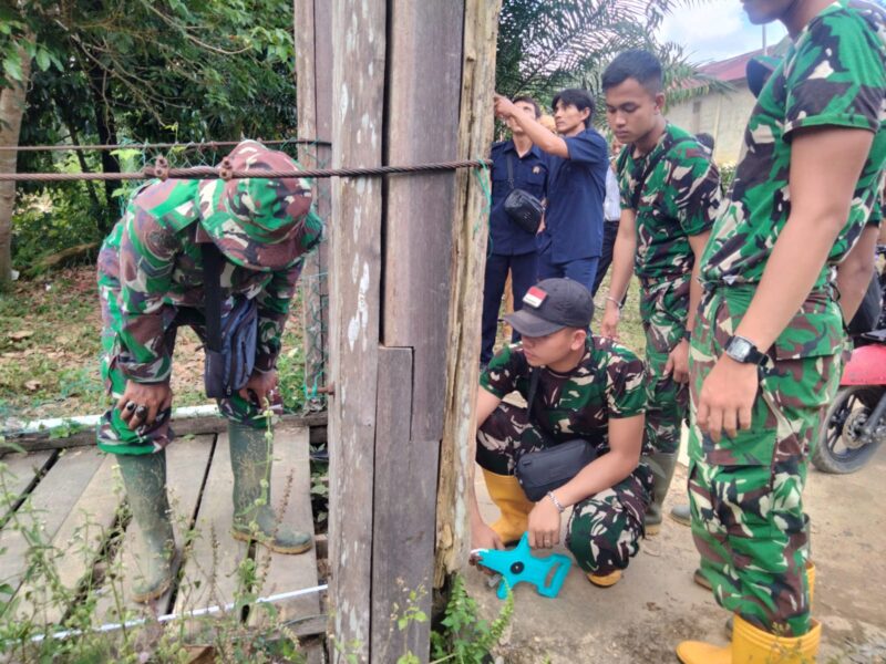 Kodim 1209/Bky Tinjau Lokasi Pembangunan Jembatan Gantung di Sungai Sentawak Bengkayang