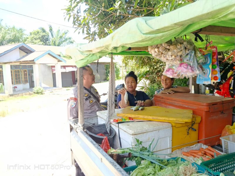 Polisi Sambangi Pedagang Sayur dan Ikan, Sampaikan Pesan Kamtibmas