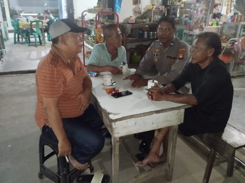 Polisi Duduk Santai di Warung, Warga Mandor Diajak Jaga Keamanan