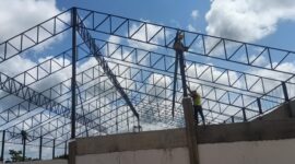 Pemasangan Kolom Baja K2 Tandai Kemajuan Pembangunan KDKMP di Sekadau Hulu