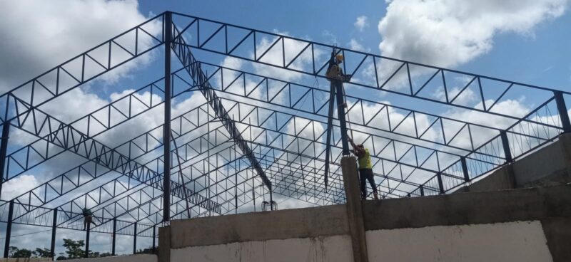 Pemasangan Kolom Baja K2 Tandai Kemajuan Pembangunan KDKMP di Sekadau Hulu