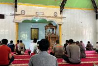 Khutbah Jumat di Masjid Shirotul Jannah, Aipda Hendra Tekankan Amal Jariyah