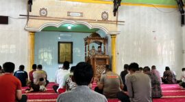 Khutbah Jumat di Masjid Shirotul Jannah, Aipda Hendra Tekankan Amal Jariyah