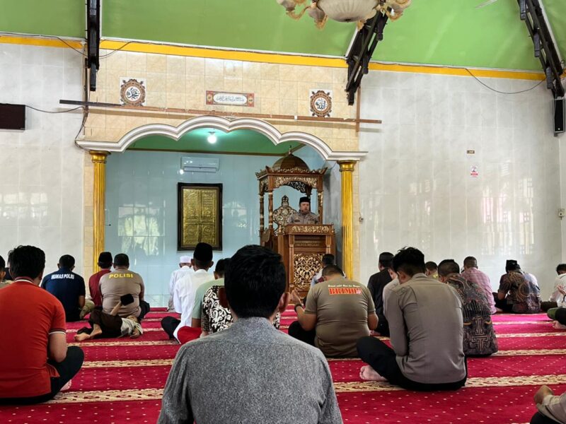 Khutbah Jumat di Masjid Shirotul Jannah, Aipda Hendra Tekankan Amal Jariyah