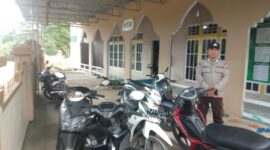 Aiptu Fitriono Akbar dan Bripka Deni Sastro Amankan Sholat Jumat di Masjid Besar Nurul Iman